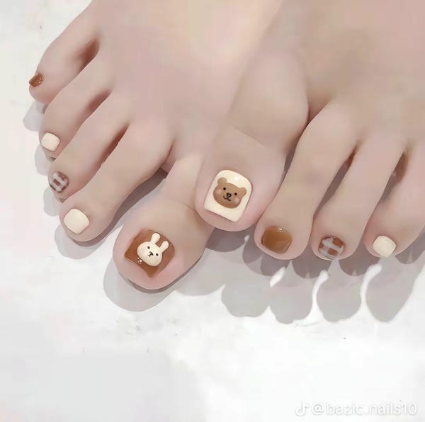 nail chân màu kem đính đá