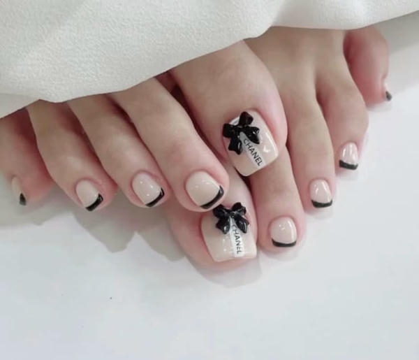 nail chân màu kem đơn giản