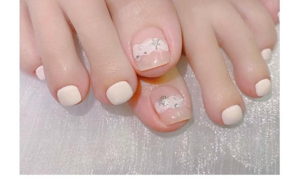 nail chân màu kem phong cách