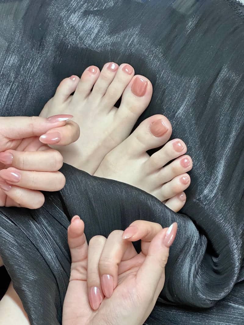 nail chân màu nude trẻ trung năng động