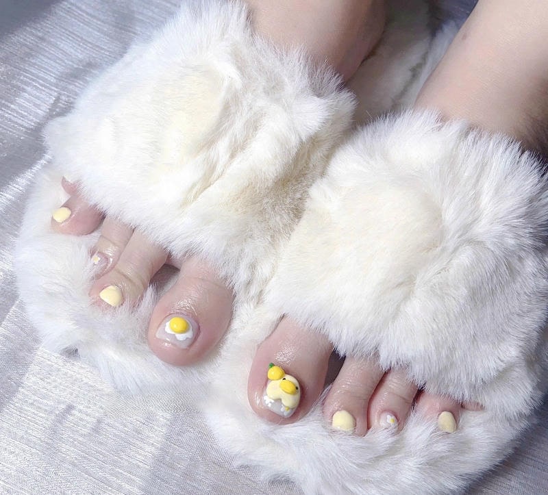 nail chân màu vàng cực bắt mắt