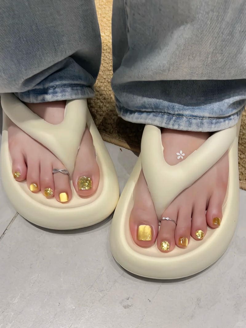 nail chân màu vàng cực nổi bật