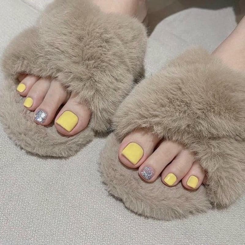 nail chân màu vàng cực xinh