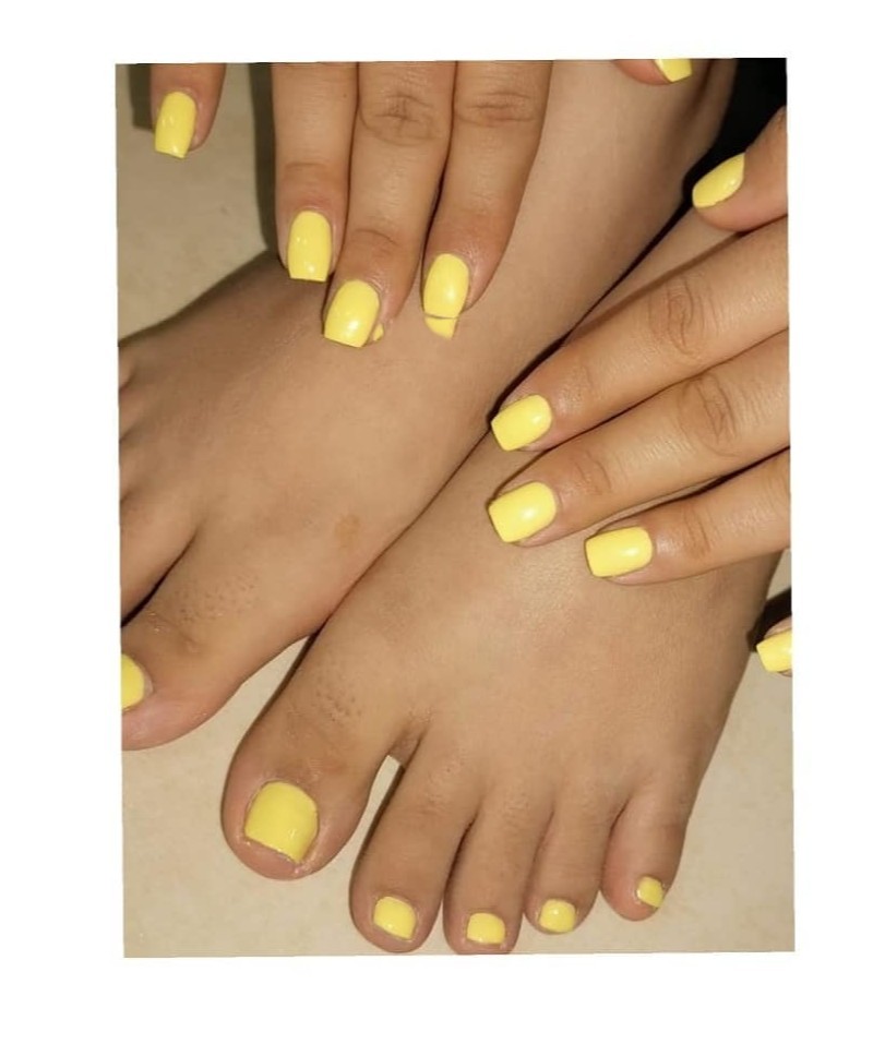 nail chân màu vàng dễ làm