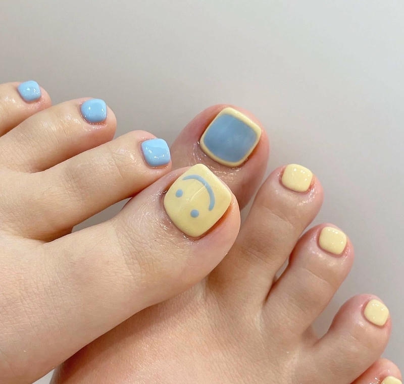 nail chân màu vàng dễ thương