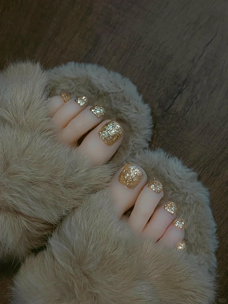 nail chân màu vàng đơn giản