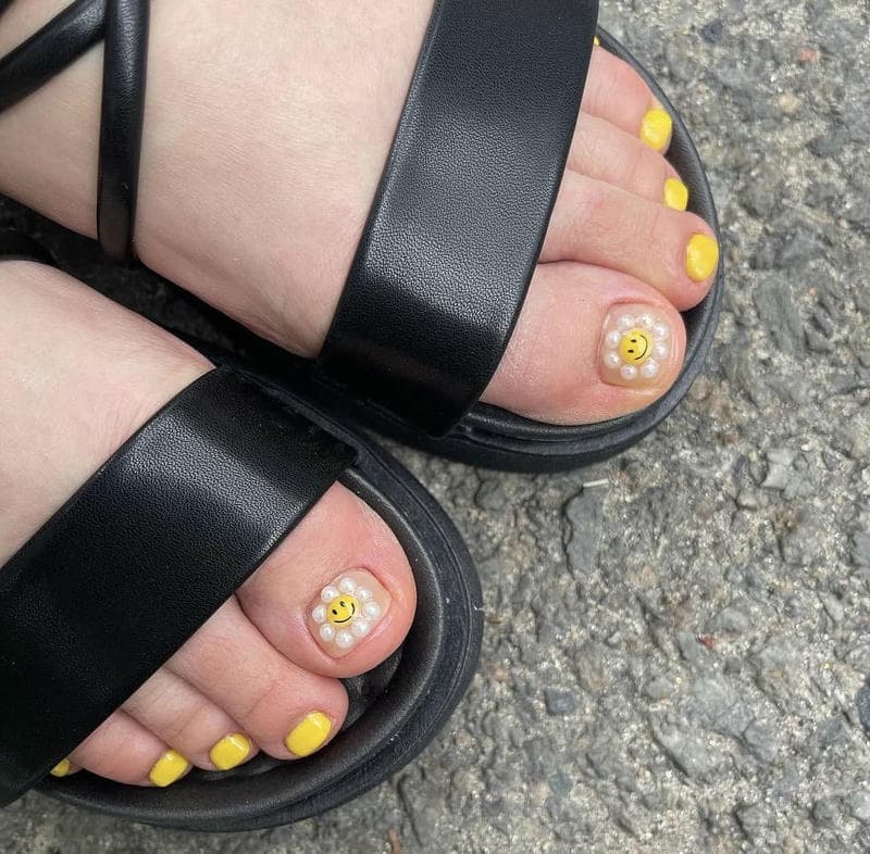 nail chân màu vàng gu thời trang