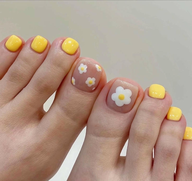 nail chân màu vàng hot trend