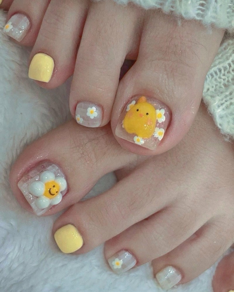 nail chân màu vàng nổi bật