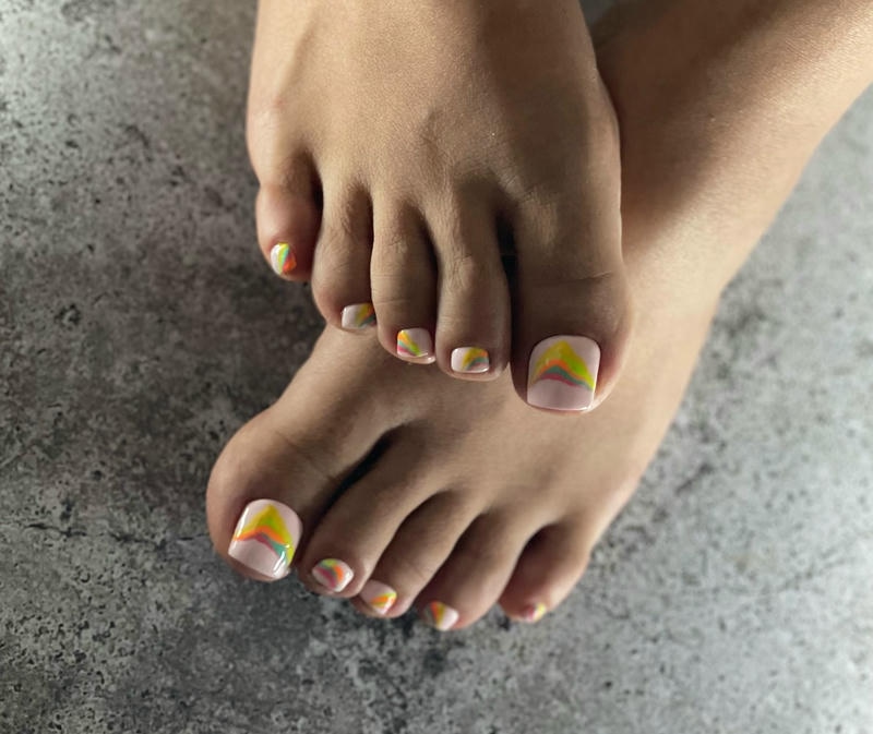 nail chân màu vàng nữ tính