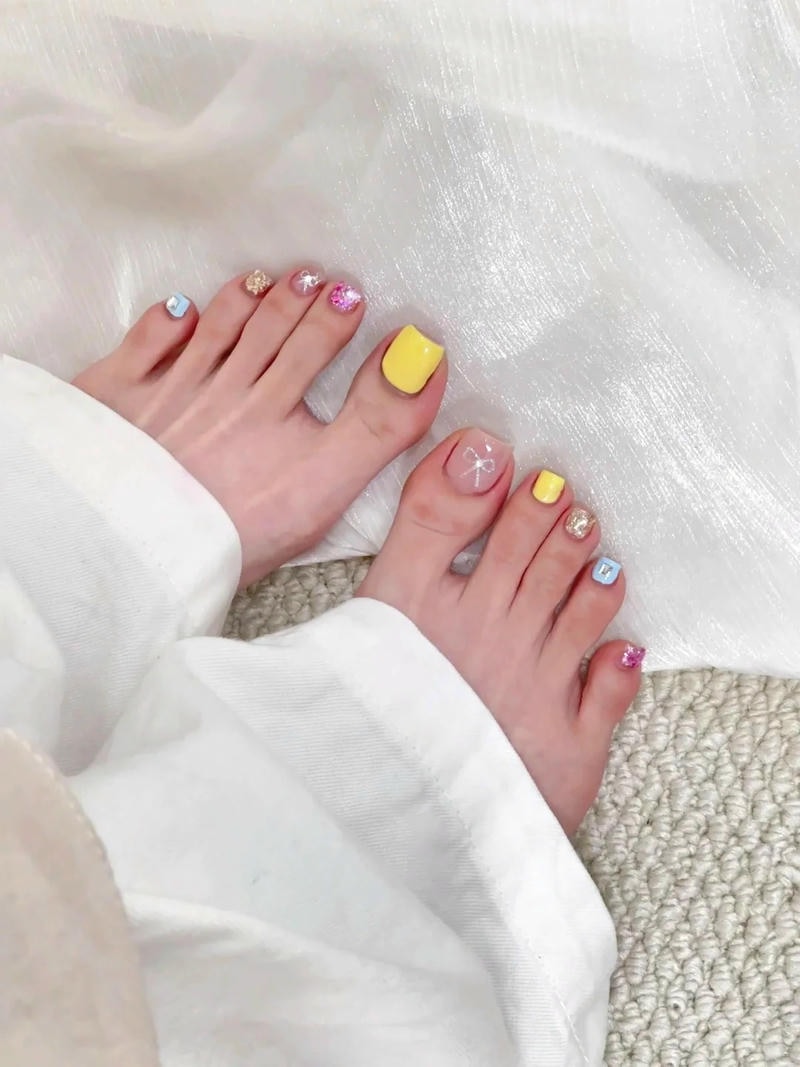 nail chân màu vàng sang chảnh