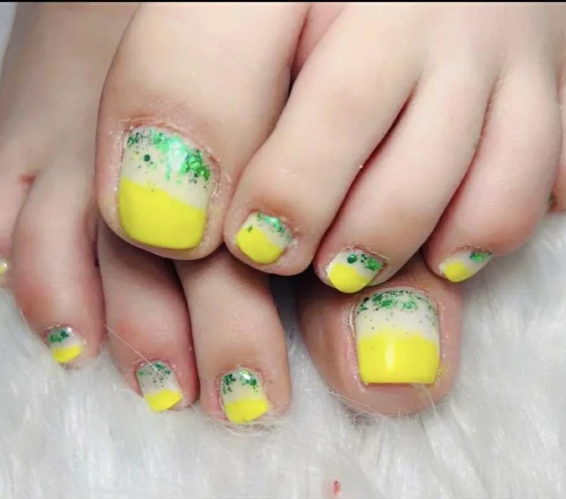 nail chân màu vàng sang trọng tinh tế