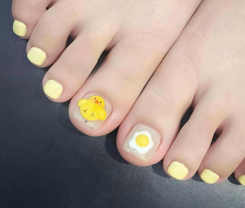 nail chân màu vàng trẻ trung