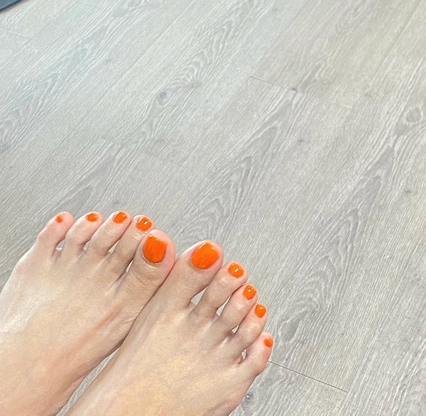 nail màu cam trẻ trung