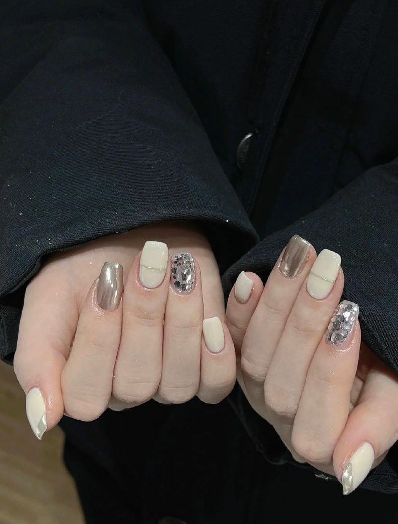 nail tay màu bạc cực hot trend