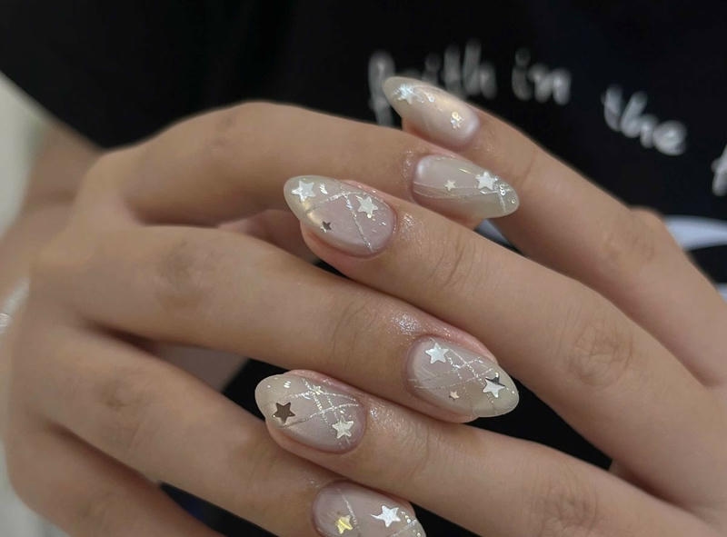 nail tay màu bạc đơn giản mà đẹp