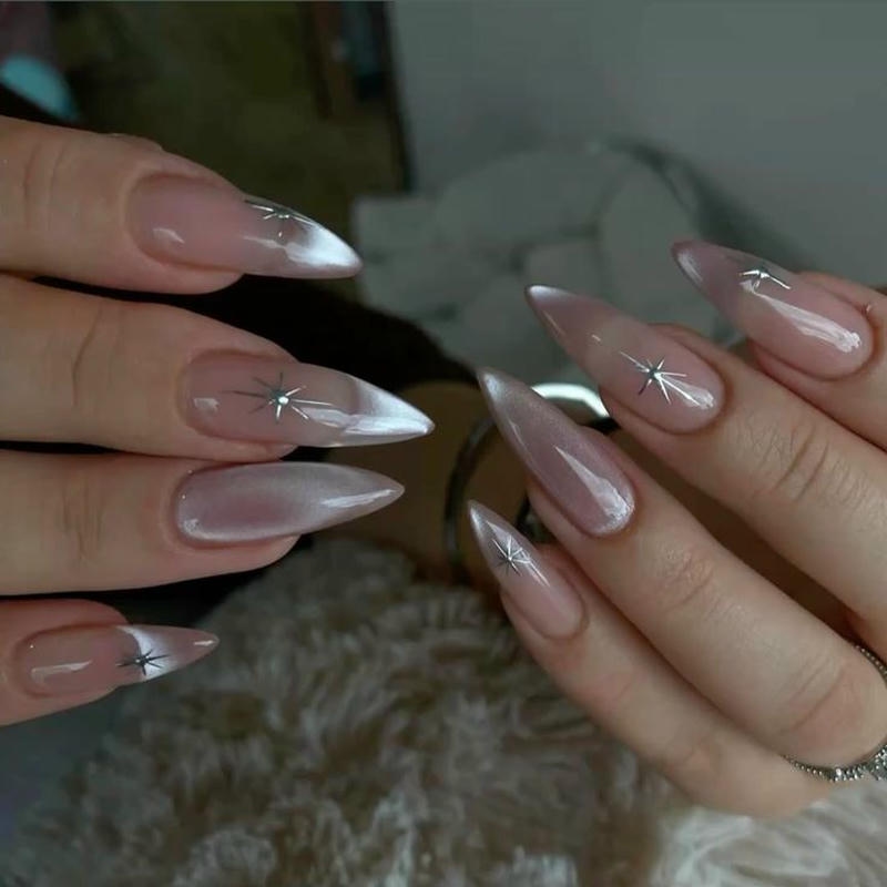 nail tay màu bạc sang chảnh