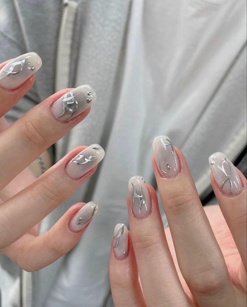 nail tay màu bạc sang trọng tinh tế