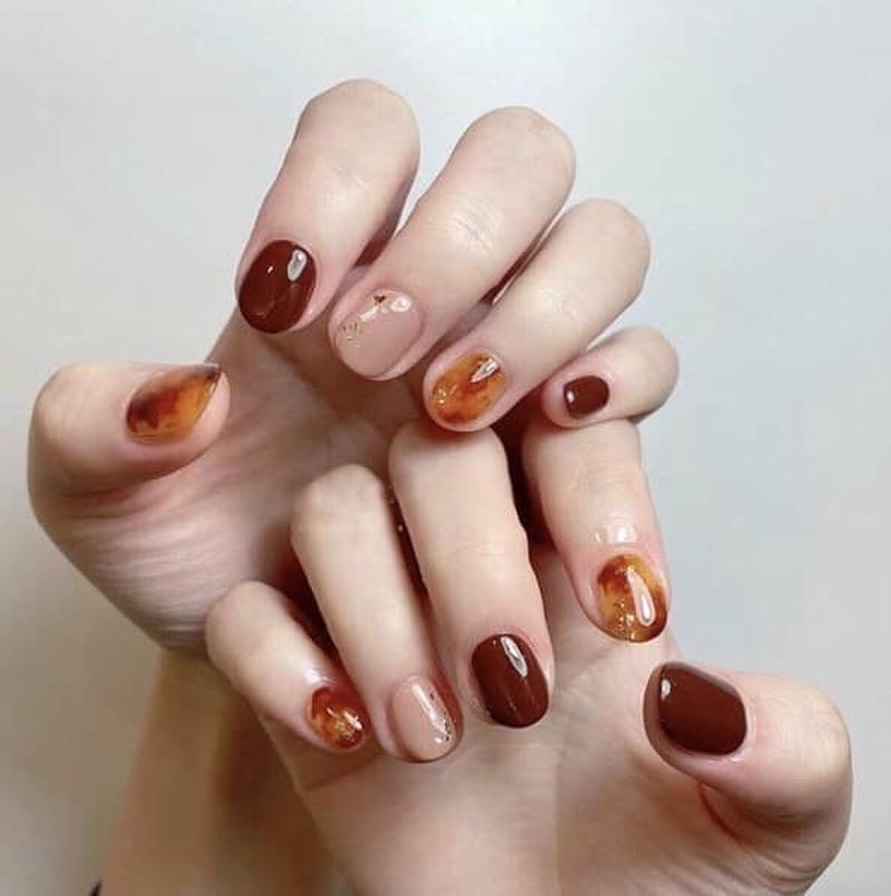 nail tay màu nâu loang màu