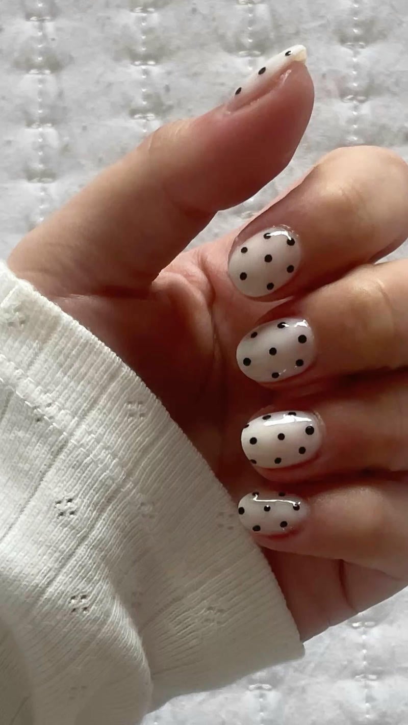 nail tay màu trắng nhẹ nhàng