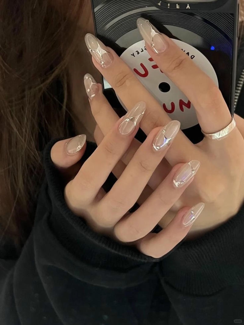 nail tay ngọc trai trẻ trung