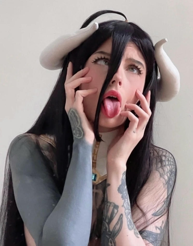 cosplay albedo lè lưỡi