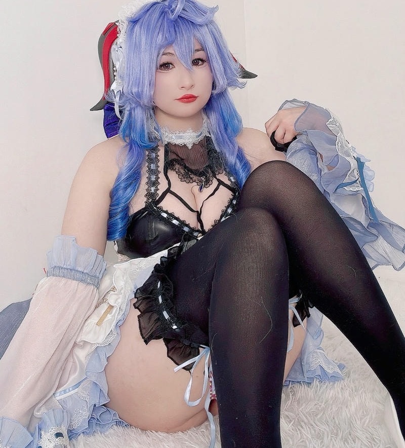 cosplay ganyu lộ mông