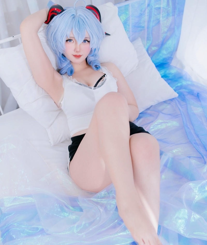 cosplay ganyu trên giường