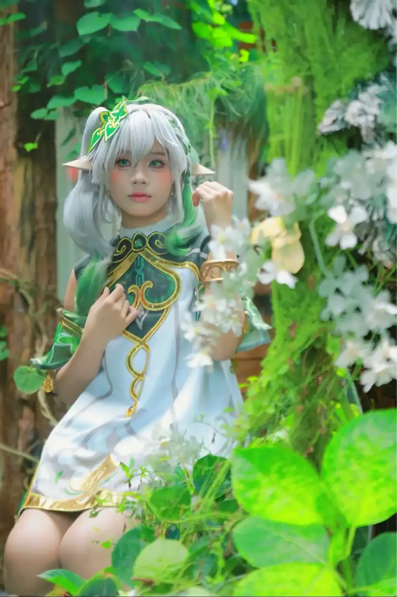 cosplay nahida ngoài vườn đẹp