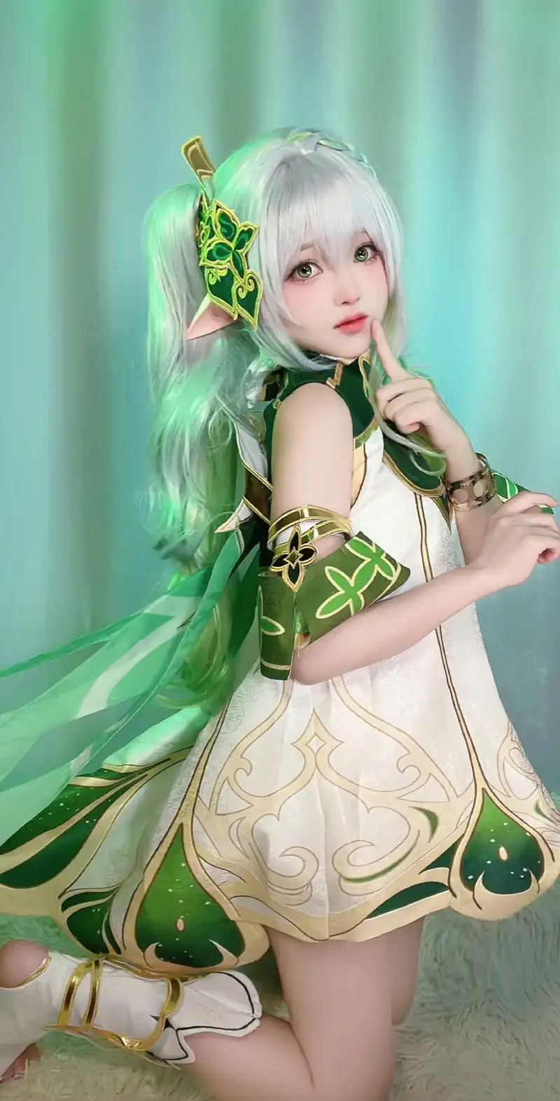 cosplay nahida quỳ chụp ảnh