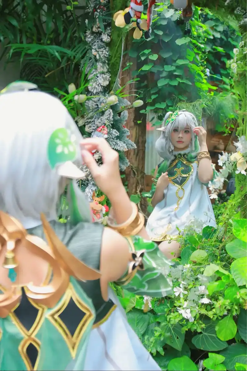 cosplay nahida trước gương đẹp