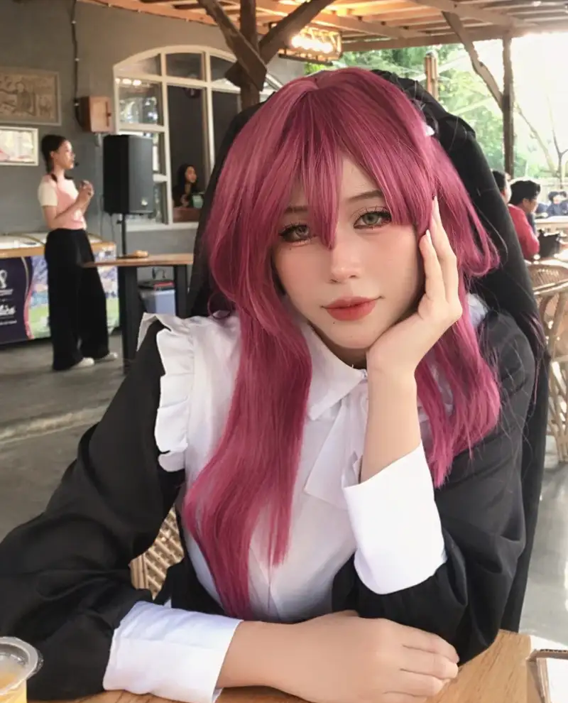 cosplay nữ tu bán quạt