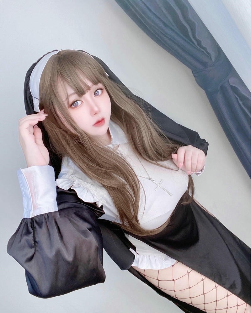 cosplay nữ tu chào hàng