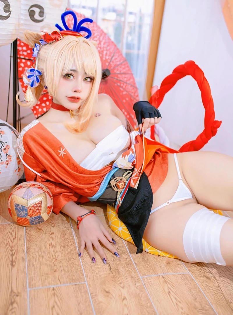 yoimiya cosplay lộ hàng